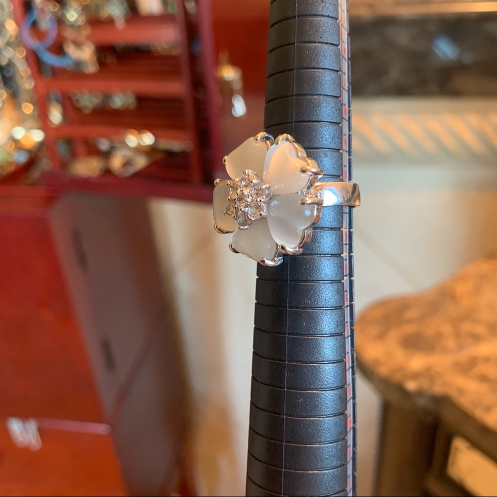 Vintage Silver white flower ring - Picture 2 of 4